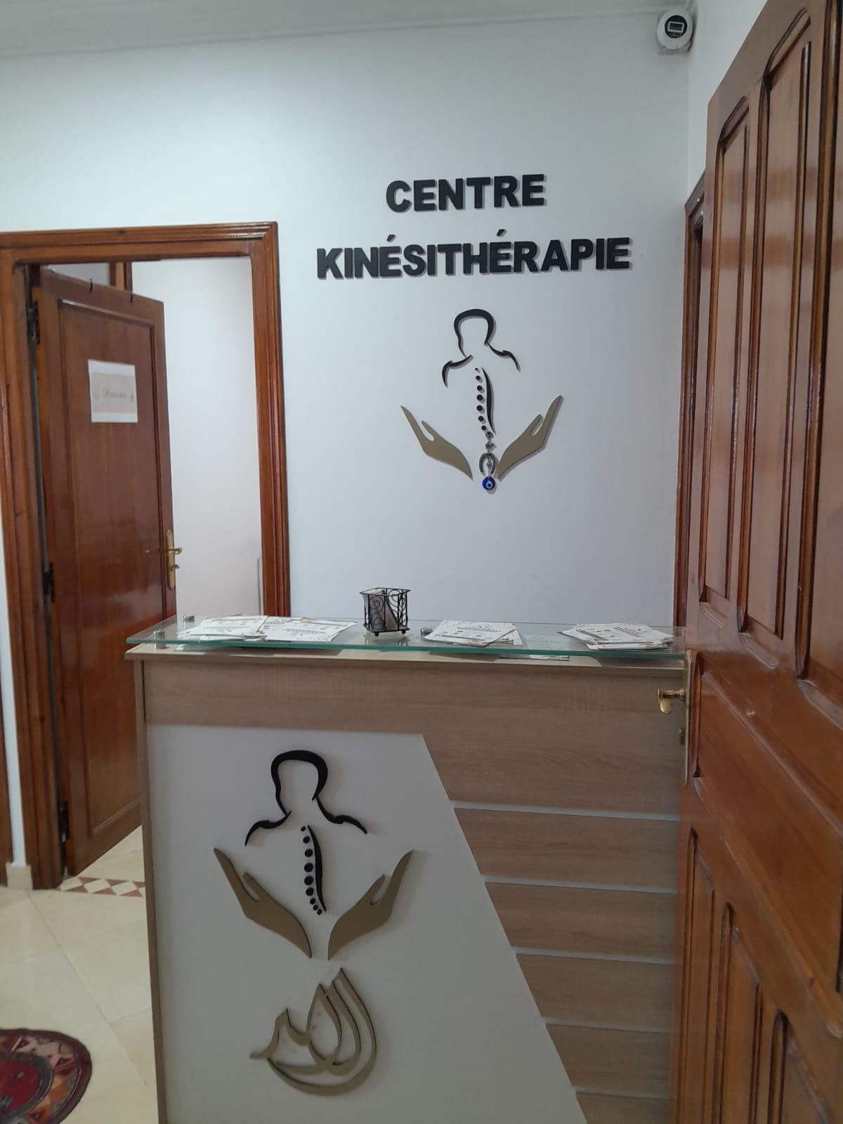 Comptoir d’accueil du cabinet avec le logo La Baraka