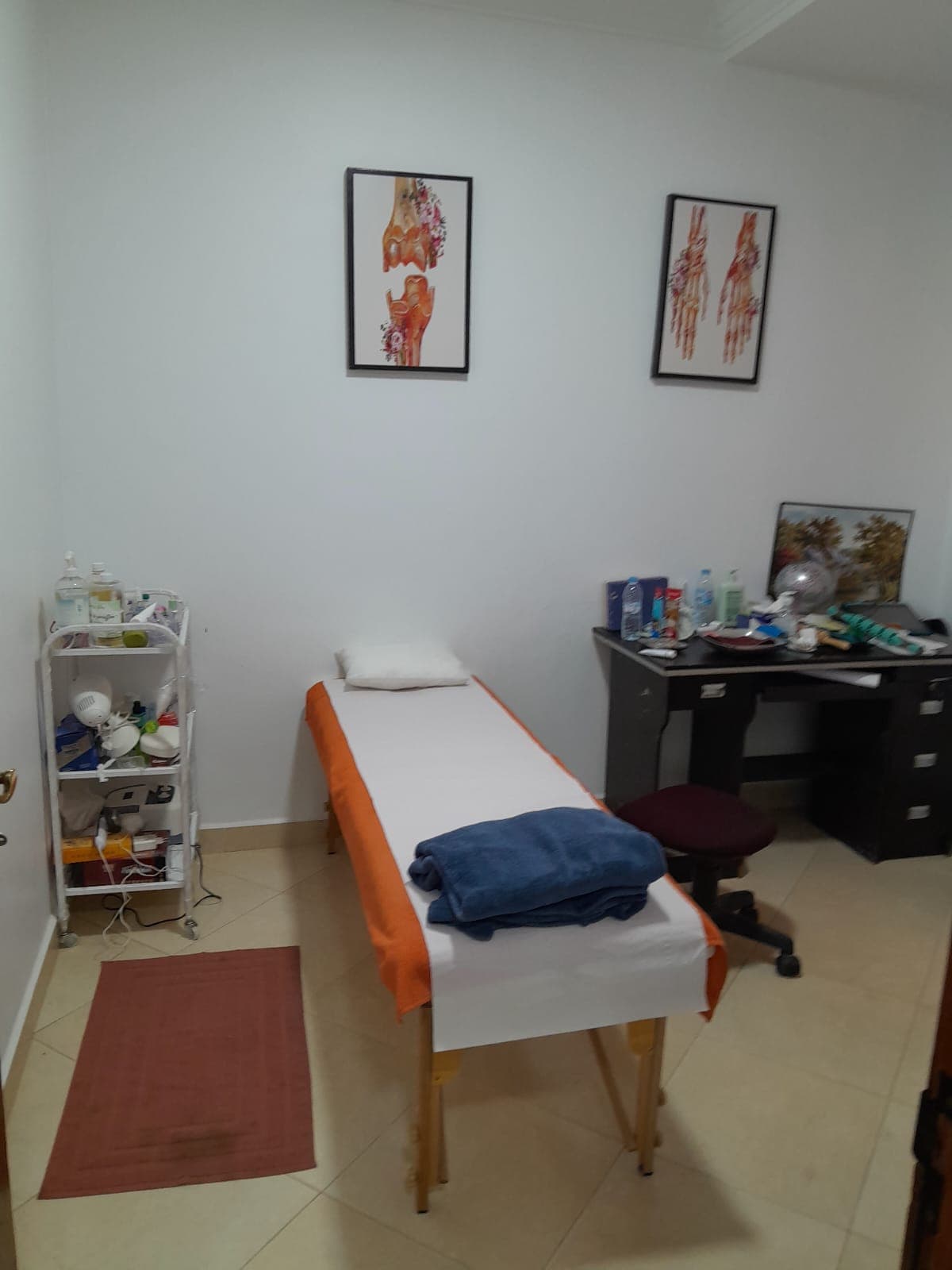 Salle de soins avec table de massage