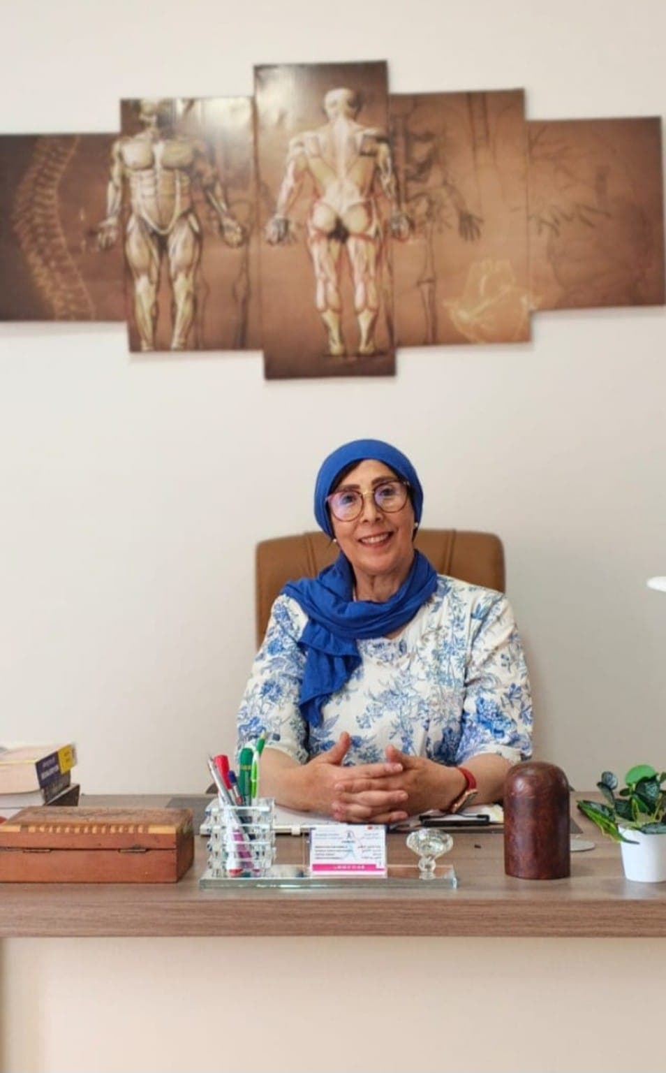 Akmakh Fouzia, kinésithérapeute, dans son bureau au Cabinet La Baraka